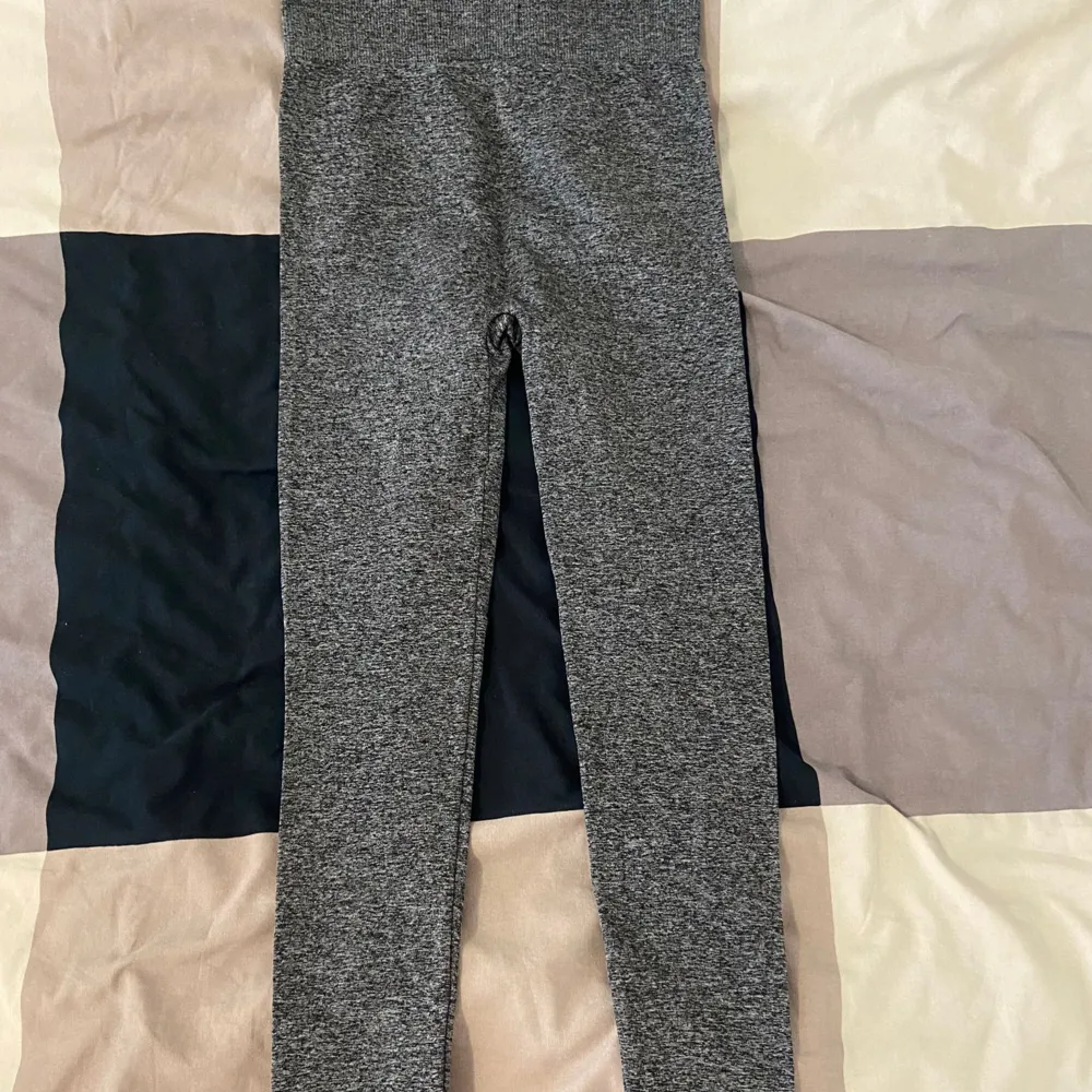 Säljer ett par grå leggings från BikBok i storlek XS/S. De är superbekväma och stretchiga, perfekta för både vardag och träning. Materialet är en blandning av polyester och elastan vilket gör dem mjuka och följsamma. De är i bra skick och redo för en ny ägare!. Jeans & Byxor.