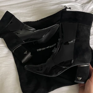 Emporio Armani höst klackar 🍂  - Säljer mina eleganta höst stövlar då dem inte kommer till användning. Storlek är 39 Skriv för fler frågor✨ Köparen står för frakt 📦 