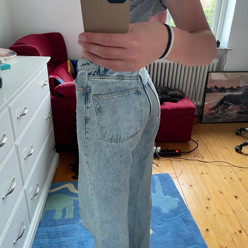 Säljer ett par ljusblå jeans från Lindex i storlek EUR 38. De är högmidjade och har en straight passform. De är i bra skick och har en klassisk femficksdesign med knappar och dragkedja framtill. Säljer då de är för korta för mig (är 185).. Farkut & Housut.