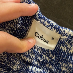 Blå och vit stickad tröja från Cubus - Säljer en supermysig blå och vit stickad tröja från Cubus i storlek S. Perfekt för kyliga dagar med sitt mjuka och varma material. Tröjan har långa ärmar och en normal passform. Den är i bra skick och redo för en ny ägare!