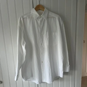 Oversized skjorta - Oversized skjorta från Ami Paris. Passar mig bär storlek L i vanliga fall även då den är S.