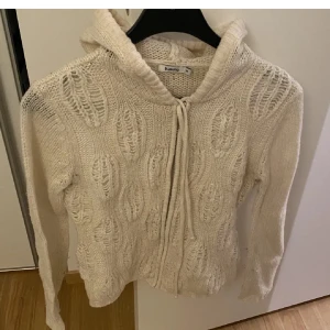 Stickad hoddie  -  Fin stickad hoodie med luva och dragkedja. Storlek xs-s 