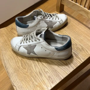Golden goose - Säljer nu mina golden goose i skicket 8,5 storleken är 40 men passar 41, vid fler frågor eller bilder skriv privat. Pris kan diskuteras. Låda följer med såklart.