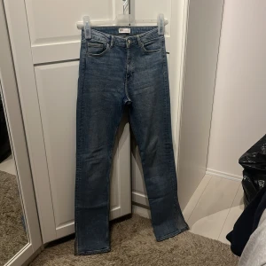 Blåa jeans med slits - Mellanblåa jeans med slits. Från Zara, storlek 38.
