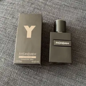 Tja! Säljer min Ysl Le Perfume, 60 ml  Parfymen är helt full tagit 1-3 sprut max, box ingår, priset på marknaden 1400kr mitt pris 999kr, köp hos mig och spara 400+ kr!