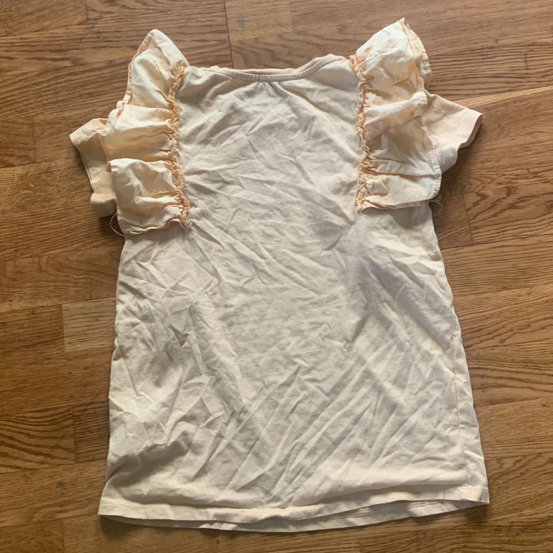 Ljus färjad t shirt med puffpuff axlar  - 90