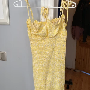 Fin sommarklänning - Gullig gul sommarklänning med knyt band både på sidorna o runt halsen 