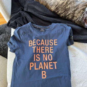 Ecoalp t shirt - Snygg enkel men väldigt liten för mig. Lite cool texting. Sitter alldeles för tajt på mig. 