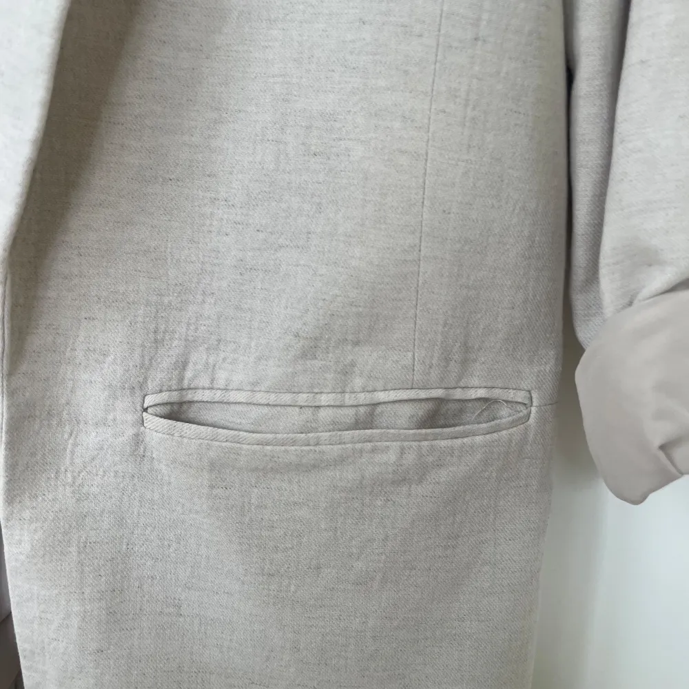 Linnekavaj i xs. Lite längre modell, beige. Fint skick och sparsamt använd. Från pull&bear.  Ärmar kan kavlas upp se bild! 🥰. Kostymer.