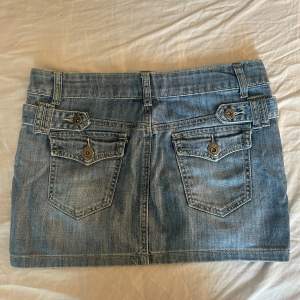 En suuuuperfin minikjol i denim med fina fickor. Finns små defekter men inget som syns. Köpt för 299kr.