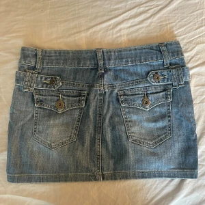 Mini skirt - En suuuuperfin minikjol i denim med fina fickor. Finns små defekter men inget som syns. Köpt för 299kr.