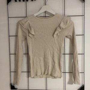 Långärmad volang tröja - En långärmad tröja med volang, ser liten ut men är stretchig💕Använd ett par gånger men i okej skick 💕 