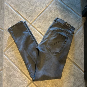 Dondup Jeans - Säljer dessa Dondup jeans e en väldigt snygg grå färg. Skicket e 8/10 inga hål eller något! Hör av er för fler bilder eller frågor!