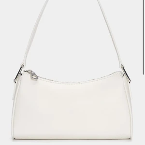 Vit axelrem väska  - Väska från pullandbear köpt i våras och är super gullig 💕 den är ganska liten i storleken och är smidig att ha med sig💕