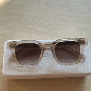 CHIMI SOLGLASÖGON 04 ECRU - As snygga helt oanvända och är i nyskick😍LÅNADE BILDER