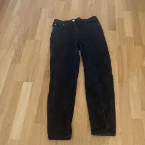 Ett par svarta jeans från märket Perfect Jeans. Byxorna har en klassisk femficksdesign med dragkedja och knapp framtill. De är i storlek 34 och har en rak passform.