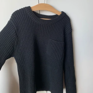 Stickad tröja - Svart stickad tröja med en liten ficka. Varm och fin att ha till hösten & vintern. Står storlek S men är liten i storlek så skulle säga XS