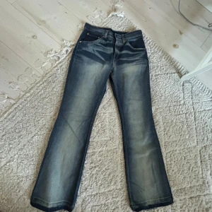 Levis 529 med blekningar - Jätte snygga Levis jeans i fint skick! Modellen 529 bootcut och de har jätte coola blekningar både fram och bak! Storlek W28 L30, men de är uppsprättade så L32! Mått” midja 78cm, längd 100cm! 