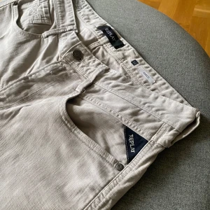 Replay anbass jeans - Dagens trendigaste jeans. Dessa otroligt snygga replay anbass jeans passar perfekt till alla situationer. Hör av dig vid minsta fråga/fundering!!! Passar perfekt på dig som är mellan 183-187 lång!!