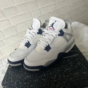 Jordan 4 Midnight Navy - Fick skorna på dropp för ca 2 år sedan, har aldrig testat skorna och dem är självklart 10/10. Pris kan diskuteras 