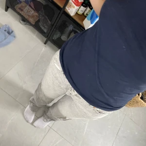 Gråa jeans - Gråa jeans, lowrise/midrise och raka Sitter väldigt fint Använda fåtal gånger, fint skick💋 Nypris 500kr