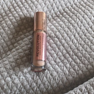 Revolution consealer - Säljer en jätte bra revolution consealer i färgen c7 skulle säga att det var 55-60% kvar i den😘🫶🏻😀  Nypris 110kr Säljer för 35kr💖