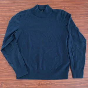 Uniqlo ull tröja (mock neck) - Snygg mock neck tröja från Uniqlo. 100% bomull. Använt fåtal gånger. Skick 9/10.