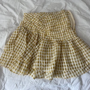 Hm kjol - Populär men slutsåld hm kjol i väldigt bra skick. Strl 36❤️