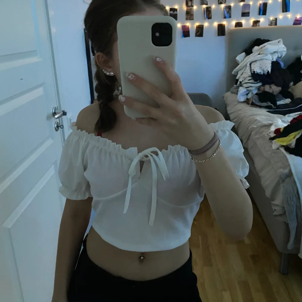 En vit jätte söt topp, helt oanvänd lappen kvar🤍💗. Puserot.