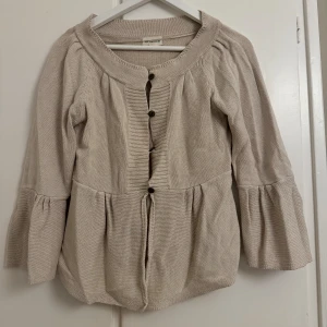 Topp - Säljer denna topp då den inte används längre, super bra skick💕