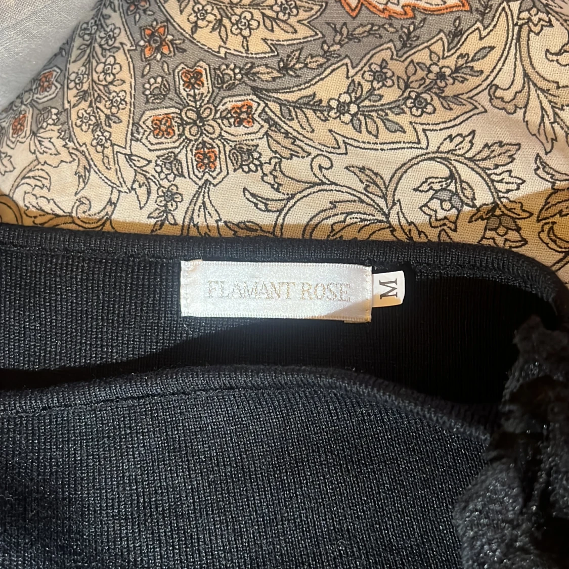 Svart topp med puffärmar från Diamant Rose - 91