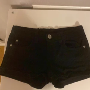 Jeansshorts - Bra skick, knappt använda och storlek 140 