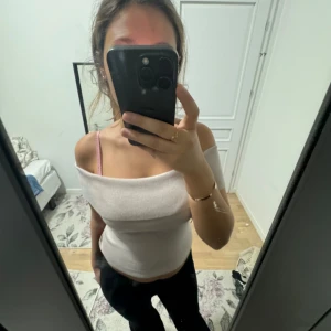 off shoulder  - jätte fin festtop eller bara till vardagen. har aldrig använt den. 