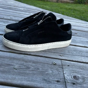 Arigato clean 90 zip - Storlek 43 Har andvändt mocka kit så de är nästan som nya.  Haft de i ett halv år men inte andvänder så mycket. Får med box och dustbag.   Skriv om mer frågor. 