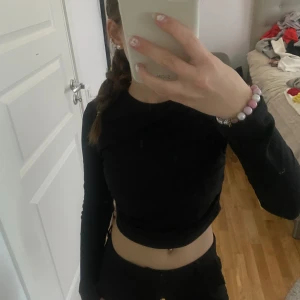 Långärmad tröja - En svart långärmad tröja med lite ”skrynkling” på sidorna av tröjan, använd 2-3 gånger💗