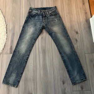 Ralph lauren jeans - Ralph lauren jeans i fint skick  Inga hål eller defekter Byxan har lite slitningar som de har original 