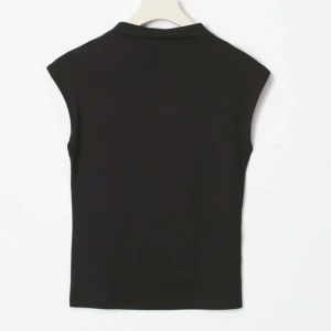 Svart funnel topp - Säljer denna snygga top från Gina Tricot som inte kmr till användning längre, skicket är bra!!💓💓