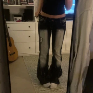 Low waist bootcut crazy age jeans - Säljer pga att de är för stora för mig :( älskar dom tho ) , midjemått : 42, köpta här på plick, ! De har en fläck på ena låret (Nagellim 😔) som ej går bort i tvättmaskin, fläcken är ca 0,5 cm, se sista bilden 🔥)
