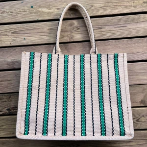 Handväska i jute - Sjysst handväska gjort delvis i jute. Jag har inte använt den mycket alls. Yttermått: 32x42x14  Innermått: 31x39x12  Hittar du mer saker på min profil som du önskar köpa, släng iväg ett pm så får du mängdrabatt🏖️