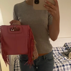 Grå Kashmir tröja - Super söt Kashmir tröja från soft goat, storlek xs men passar även small. Fint skick, förutom två hål i ärmen. Men syns knappt!!💓 Köpt för 1800kr säljer för 550 :)