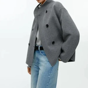 Arket jacka - Jättefin jacka från arket, köpt hösten 2022. I jättefint skick, säljes då den inte riktigt kommer till användning! Nypris 2560💓