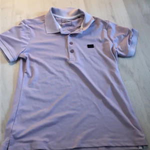 Lite av en skjorta  - Nu säljer jag denna den är lite av en skjorta skulle jag säga har aldrig använt. Väldigt bekväm.