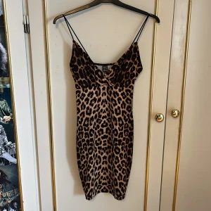 Leopard klänning - Klänning i leopard från Shein, aldrig använd :)