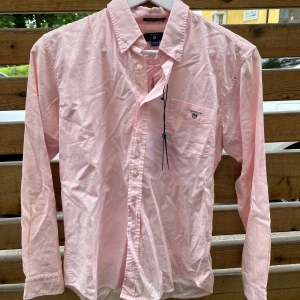 Gant skjorta Nypris 599 - Helt ny och oanvänd gant skjorta.  Prislapp sitter kvar. ✨  Postas samma dag eller dagen efter 🚀