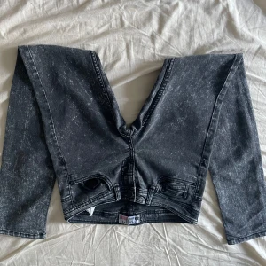 Svarta jeansbyxor från Terranova - Säljer ett par svarta jeansbyxor från Terranova i storlek S. Byxorna har en snygg tvättad look och är i bra skick. Perfekta för både vardag och fest! 🖤