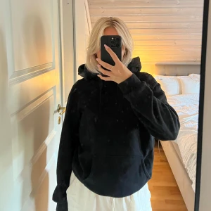 Svart hoddie  - Ett perfekt basplagg till garderoben. Den är normal i storleken. Väldigt skön att ha på sig.
