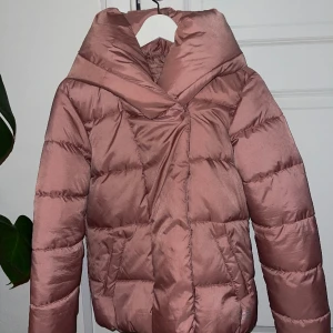 Rosa jacka - Snygg rosa jacka. Barnstorlek 164 men skulle säga att den passar Xs, S. Inga defekter. Använd gärna köp nu knappen.