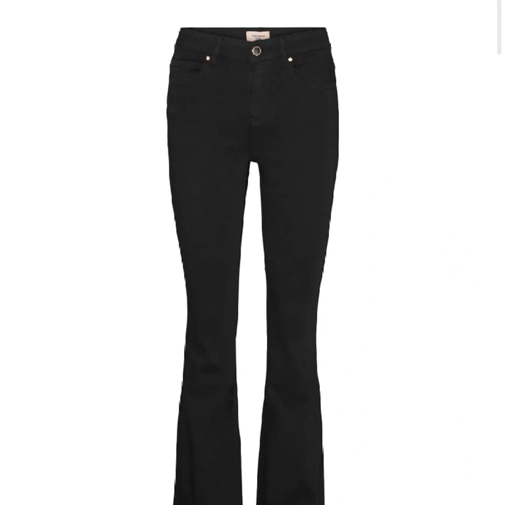 säljer mina svarta jeans då jag köpte fel storlek! nypris 499 kr, säljer för 199 + spårbar frakt🩷 pris går att diskuteras. Jeans & Byxor.