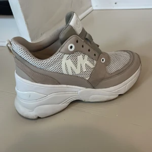 Sneakers michael kors  - Skosnöre saknas Fint skick