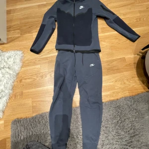 Nike Tech Mörk blå Herr - Perfekt skick använt ca 2 gånger. Storlek xs men passar S om man vill ha en tight passform. Köptes för 2299 sammanlagt, kan köpas separat. Perfekt TRACKSUIT nu under vintern och kommande vår, sommar.💨💥🏄‍♂️🤩